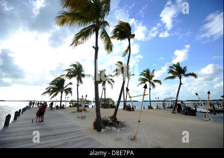 Les touristes se détendre sur une plage esplanade de la Florida Keys à Islamorada, Florida, USA, 26 mai 2013.Photo : Thomas Eisenhuth Banque D'Images