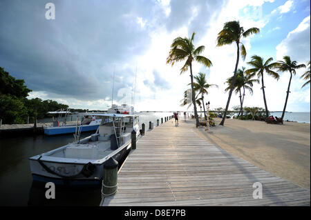 Les touristes se détendre sur une plage esplanade de la Florida Keys à Islamorada, Florida, USA, 26 mai 2013.Photo : Thomas Eisenhuth Banque D'Images