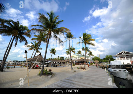 Les touristes se détendre sur une plage esplanade de la Florida Keys à Islamorada, Florida, USA, 26 mai 2013.Photo : Thomas Eisenhuth Banque D'Images