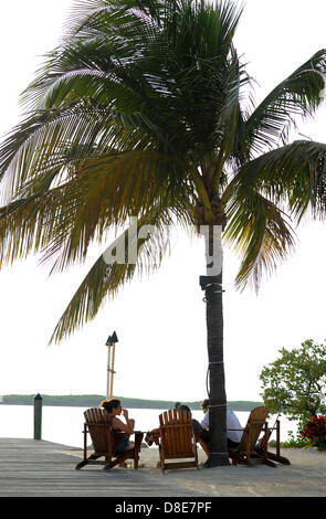 Les touristes se détendre sur une plage esplanade de la Florida Keys à Islamorada, Florida, USA, 26 mai 2013.Photo : Thomas Eisenhuth Banque D'Images