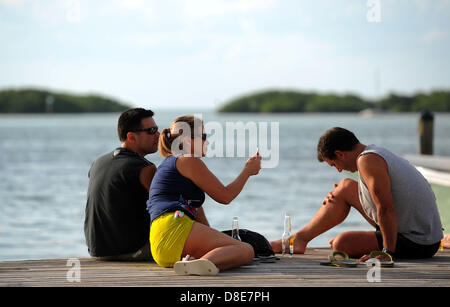 Les touristes se détendre sur une plage esplanade de la Florida Keys à Islamorada, Florida, USA, 26 mai 2013.Photo : Thomas Eisenhuth Banque D'Images