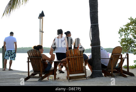 Les touristes se détendre sur une plage esplanade de la Florida Keys à Islamorada, Florida, USA, 26 mai 2013.Photo : Thomas Eisenhuth Banque D'Images
