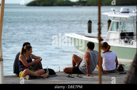 Les touristes se détendre sur une plage esplanade de la Florida Keys à Islamorada, Florida, USA, 26 mai 2013.Photo : Thomas Eisenhuth Banque D'Images