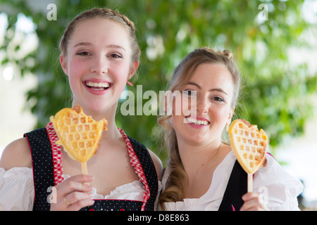 Jeune femme et adolescente avec gaufres, Lichtenau, Bade-Wurtemberg, Allemagne, Europe Banque D'Images