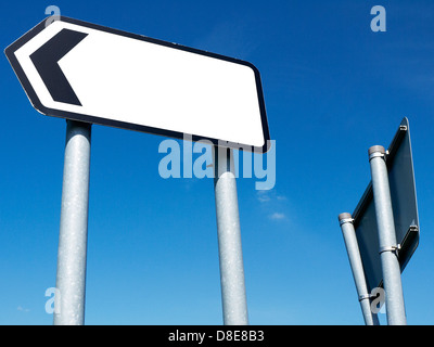 Blank road sign isolés contre ciel bleu UK Banque D'Images