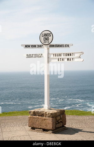 Célèbre panneau routier à Land's End en Cornouailles UK Banque D'Images