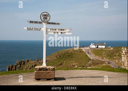 Célèbre panneau routier à Land's End en Cornouailles UK Banque D'Images