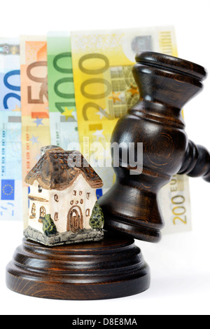 Gavel and miniature house photo symbole de la forclusion Banque D'Images