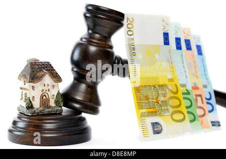 Gavel and miniature house photo symbole de la forclusion Banque D'Images