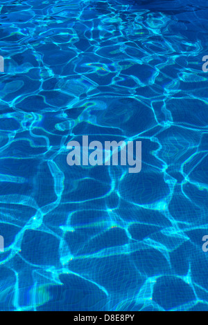 Surface de l'eau d'une piscine Banque D'Images