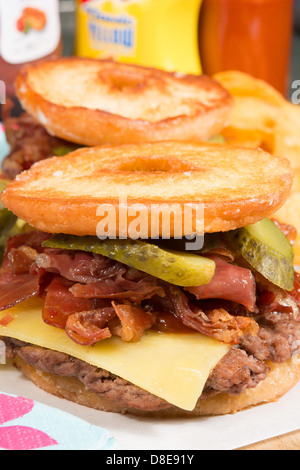 Le Luther Burger : un boeuf patty, fromage, bacon croustillant et cornichons entre deux moitiés d'une bague émaillée donut. Banque D'Images