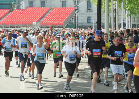 Le Mall, Londres, Royaume-Uni. 27 mai 2013. Les glissières en 10k BUPA courir le long du centre commercial. Le 10 BUPA à travers le centre de Londres. Crédit : Matthieu Chattle/Alamy Live News Banque D'Images