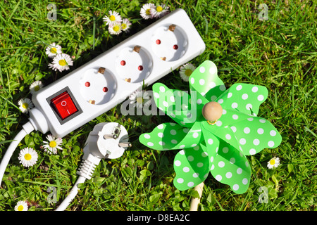 En sortie de l'herbe, symbole de l'énergie verte photo Banque D'Images