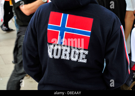 Un homme se joint à une protestation par le groupe d'extrême droite EDL, Londres, UK Banque D'Images