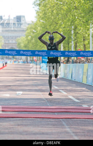 Londres, Angleterre, Royaume-Uni. 27 mai 2013. Photo : Mo Farah remporte la course pour la 5e fois de suite, (29:13). Mo Farah et Katrina Wootton gagner la course Bupa 10 000 m de Londres dans le centre de Londres. Photo : Nick Savage/Alamy Live News Banque D'Images