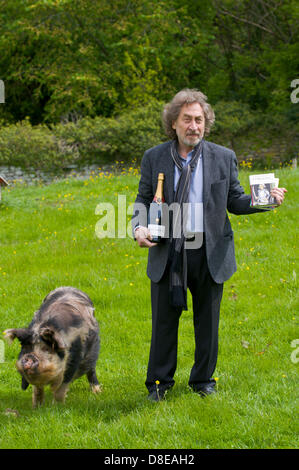 Howard Jacobson vainqueur de l'Everyman Wodehouse Bollinger 2013 Prix de la Fiction comique pour son roman 'Temps' Zoo recevant son prix lors de la Telegraph Hay Festival 2013, Hay-on-Wye, Powys, Wales, UK. Banque D'Images