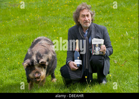 Howard Jacobson vainqueur de l'Everyman Wodehouse Bollinger 2013 Prix de la Fiction comique pour son roman 'Temps' Zoo recevant son prix lors de la Telegraph Hay Festival 2013, Hay-on-Wye, Powys, Wales, UK. Banque D'Images