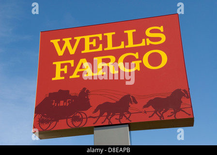 Wells Fargo signe exposé dans une succursale de banque de détail aux États-Unis. Banque D'Images