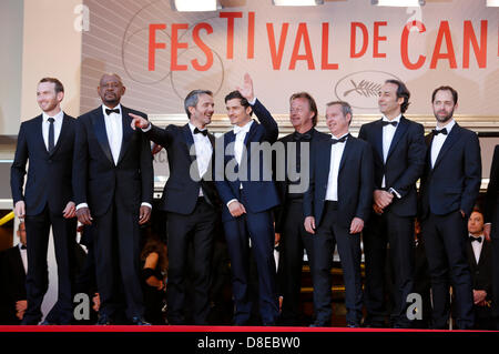 Cannes, France. 26 mai 2013. L'acteur sud-africain Conrad Kemp, l'acteur américain Forest Whitaker, directeur français Jérôme Salle, l'acteur britannique Orlando Bloom, producteur français Richard Grandpierre, écrivain Caryl Ferey, compositeur Alexandre Desplat et le scénariste Julien Rappeneau participant à la 'Zulu' premiere et cérémonie de clôture à la 66e Festival de Cannes. 26 mai, 2013. Photo : AFP/Alamy Live News Banque D'Images