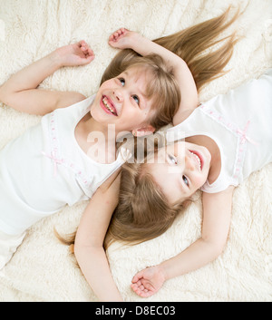 Enfants heureux allongé sur le dos en pyjama top view Banque D'Images