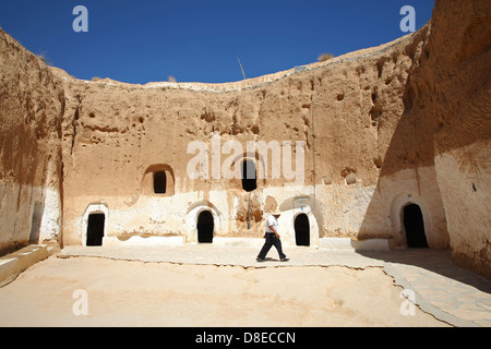 Détenu en face de son habitation troglodytique à Matmata, Tunisie. Banque D'Images