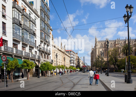 Constitution Avenue, rue piétonne avec la voie du tramway, paysage urbain dans le centre-ville de Séville, Espagne. Banque D'Images