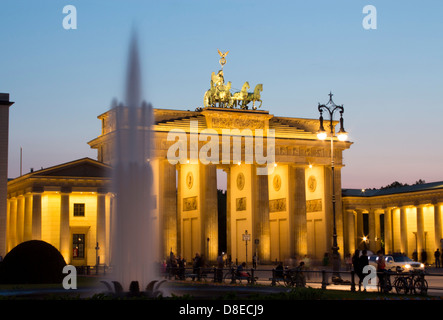 Brandenburger Tor (Porte de Brandebourg) et fontaine sur la Pariser Platz au crépuscule / Crépuscule / nuit Mitte Berlin Allemagne Banque D'Images