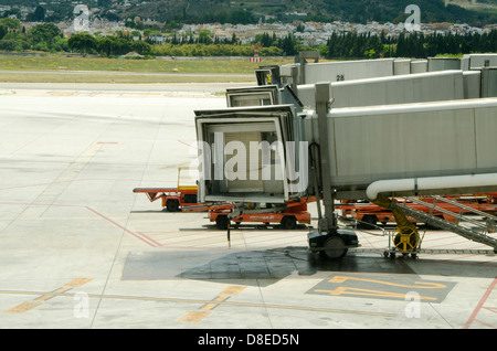 Les ponts d'embarquement pour se lancer à l'aéroport de Malaga, Costa del Sol, Espagne. Banque D'Images