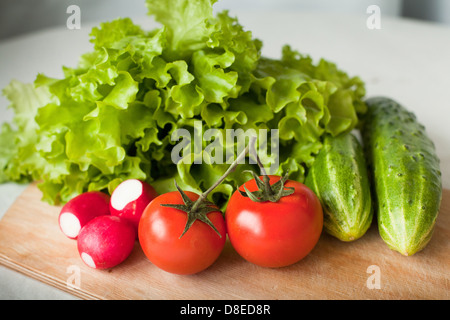 Des tomates, concombres, radis et salade à la cuisine Banque D'Images