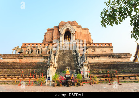 L'image de Bouddha dans la pagode antique au Wat Chedi Luang, Chiang Mai, Thaïlande Banque D'Images