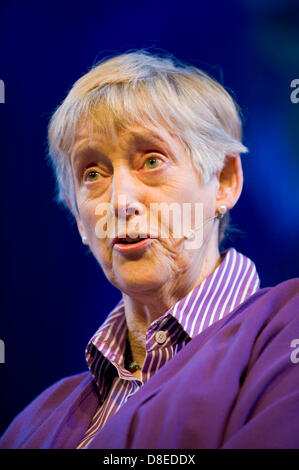 Stella Rimington ancien chef du MI5 en parlant de ses romans et le rôle du service de sécurité dans le meurtre de Woolwich au Telegraph Hay Festival 2013 Hay-on-Wye Powys Pays de Galles UK Crédit : Jeff Morgan/Alamy Live News Banque D'Images