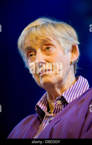 Stella Rimington ancien chef du MI5 en parlant de ses romans et le rôle du service de sécurité dans le meurtre de Woolwich au Telegraph Hay Festival 2013 Hay-on-Wye Powys Pays de Galles UK Crédit : Jeff Morgan/Alamy Live News Banque D'Images