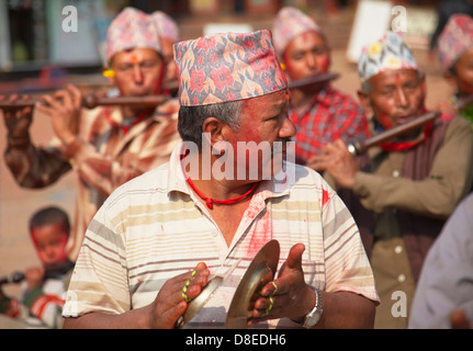 Les hommes népalais fête Holi festival, Bhaktapur (Site du patrimoine mondial de l'UNESCO), la vallée de Katmandou, Népal Banque D'Images