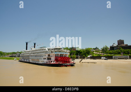 Vicksburg, Mississippi. American Queen cruise paddlewheel boat sur la rivière Yazoo au large de la rivière Mississippi. Banque D'Images