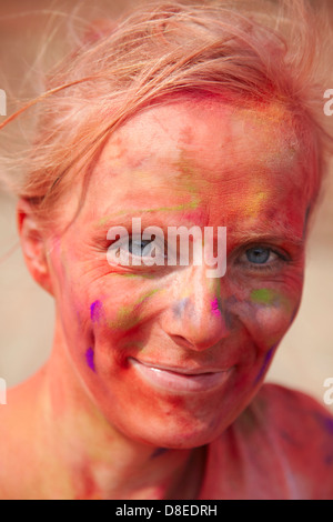 Touristiques de l'Ouest fête Holi festival, Bhaktapur (Site du patrimoine mondial de l'UNESCO), la vallée de Katmandou, Népal Banque D'Images