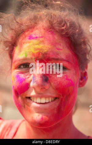 Touristiques de l'Ouest fête Holi festival, Bhaktapur (Site du patrimoine mondial de l'UNESCO), la vallée de Katmandou, Népal Banque D'Images