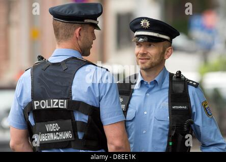 'Bodycam' est le nom de la minuscule caméra à l'épaule de l'uniforme de deux agents de police au cours de la présentation de la nouvelle caméra à Francfort-sur-Main, Allemagne, 27 mai 2013. Le projet est le premier du genre en Allemagne et est censé lutter contre l'augmentation de la violence à l'égard des agents de police. Les caméras sont censés donner une image vidéo, mais pas le son, lors des contrôles des personnes et des bagarres. Les uniformes des agents de police à l'aide de la nouvelle caméra sont marqués avec le lettrage "video surveillance" en conformité avec les directives de protection des données. Photo : BORIS ROESSLER Banque D'Images