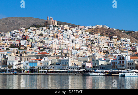 La ville d'Ermoupolis à Syros Island en Grèce Banque D'Images