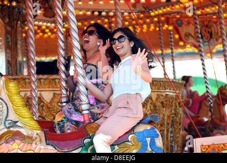 Brighton, Sussex, UK. 27 mai 2013. Ces jeunes femmes profitez d'un tour sur le carrousel sur le front de mer de Brighton Banque D'Images