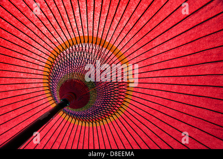 Une image abstraite d'un parasol en papier ciré japonais rouge Banque D'Images