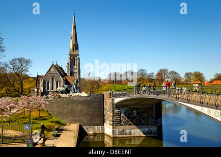 L'église de Saint Alban, également connu sous le nom de l'anglais, l'Église est une église anglicane à Copenhague, Danemark. Il a été construit de 1885 à 1887, conçu par Arthur Blomfield en tant qu'église paroissiale anglais traditionnel dans le style néo-gothique et dédiée à Saint Alban, le premier martyr de la Grande-Bretagne. Il est à côté de la citadelle et le Kastellet Fontaine Gefion et Langelinie. Banque D'Images