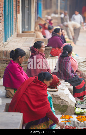 Les femmes vendant des légumes, Bhaktapur (Site du patrimoine mondial de l'UNESCO), la vallée de Katmandou, Népal Banque D'Images