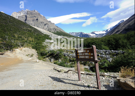 Inscrivez-vous dans le Parc National des Torres del Paine Banque D'Images