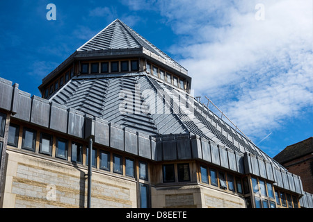 La Cathédrale de Canterbury Centre de conférence avec un toit de plomb très fleuri. Banque D'Images