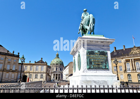 Est l'un des d'Amalienborg résidences de la famille royale danoise, et est situé à Copenhague, au Danemark. Il se compose de quatre palais autour d'une cour octogonale. Au centre du square se trouve une statue équestre monumentale de son fondateur d'Amalienborg, le Roi Frederick C. Vue de l'église de Frederik. Banque D'Images