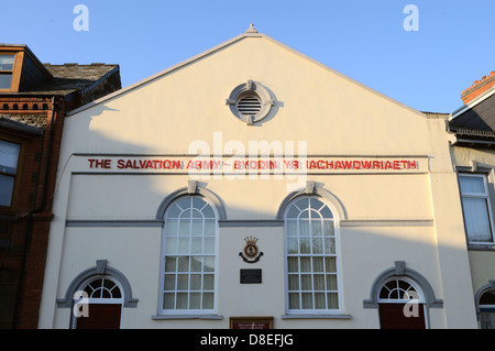 L'édifice de l'Armée du Salut, nouvellement peint avec des pointes de dissuasion, Aberystwyth, Pays de Galles, Royaume-Uni. Banque D'Images