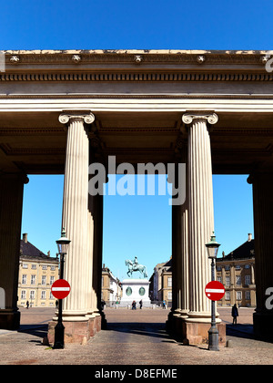 Est l'un des d'Amalienborg résidences de la famille royale danoise, et est situé à Copenhague, au Danemark. Il se compose de quatre palais autour d'une cour octogonale. Au centre du square se trouve une statue équestre monumentale de son fondateur d'Amalienborg, le roi Frédéric V. Banque D'Images