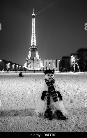 Snowman au Tour Eiffel. Banque D'Images