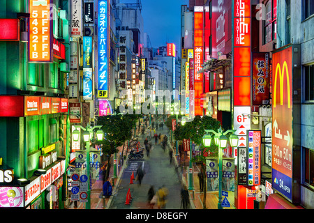 TOKYO - 17 décembre : la vie nocturne à Shinjuku, le 17 décembre 2012 à Tokyo, JP. La région est un célèbre vie nocturne et le quartier rouge. Banque D'Images