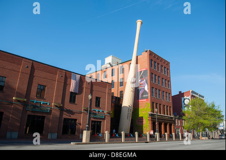 USA Kentucky Louisville KY Louisville Slugger Museum et l'usine de production des bâtons de baseball en bois - Extérieur jour avec de grandes bat Banque D'Images